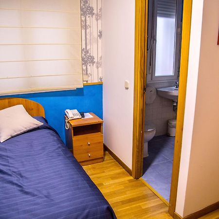 Hostal Montaloya Madrid Bagian luar foto