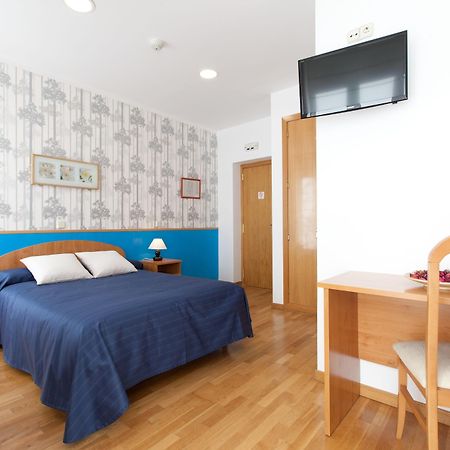 Hostal Montaloya Madrid Bagian luar foto
