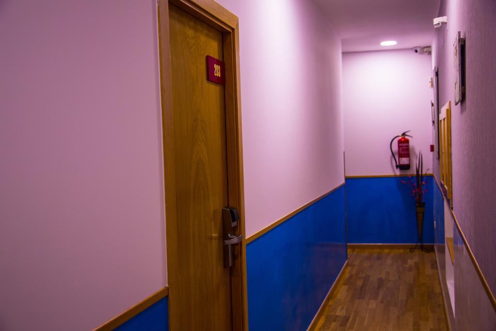 Hostal Montaloya Madrid Bagian luar foto