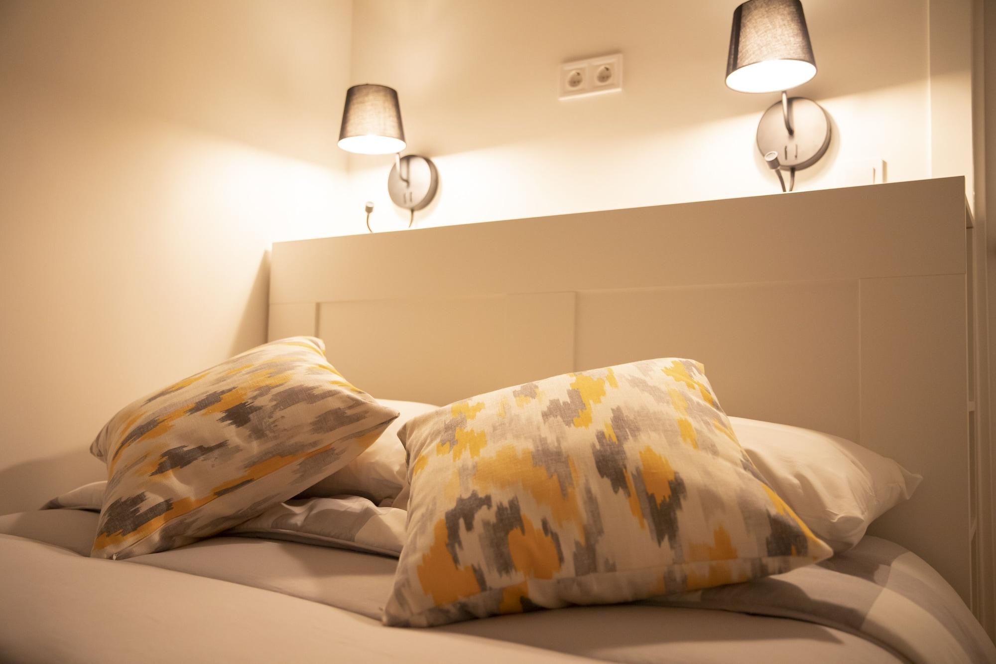 Hostal Montaloya Madrid Bagian luar foto