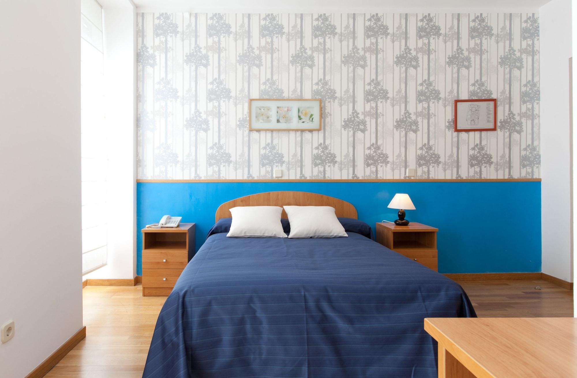 Hostal Montaloya Madrid Bagian luar foto