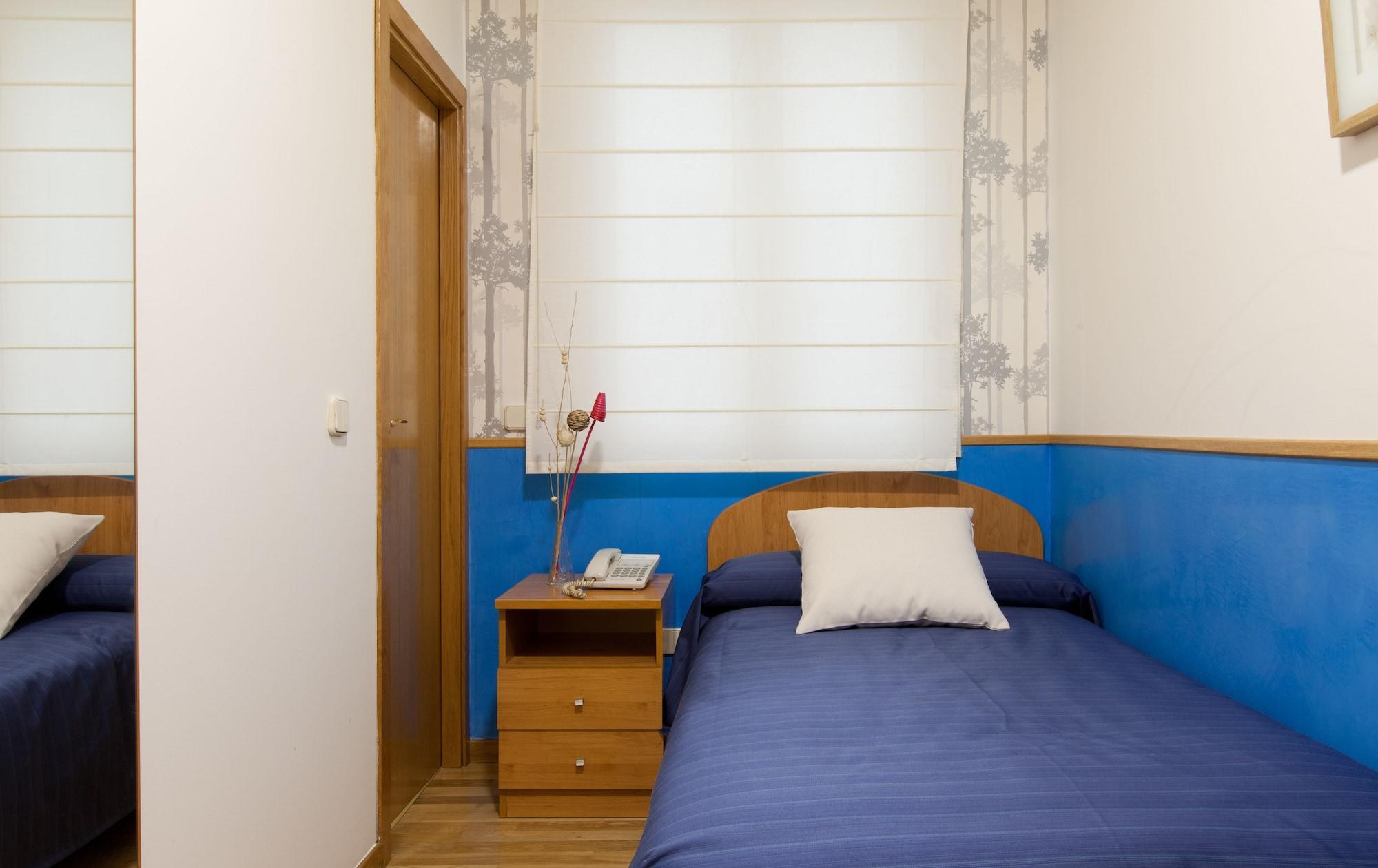 Hostal Montaloya Madrid Bagian luar foto