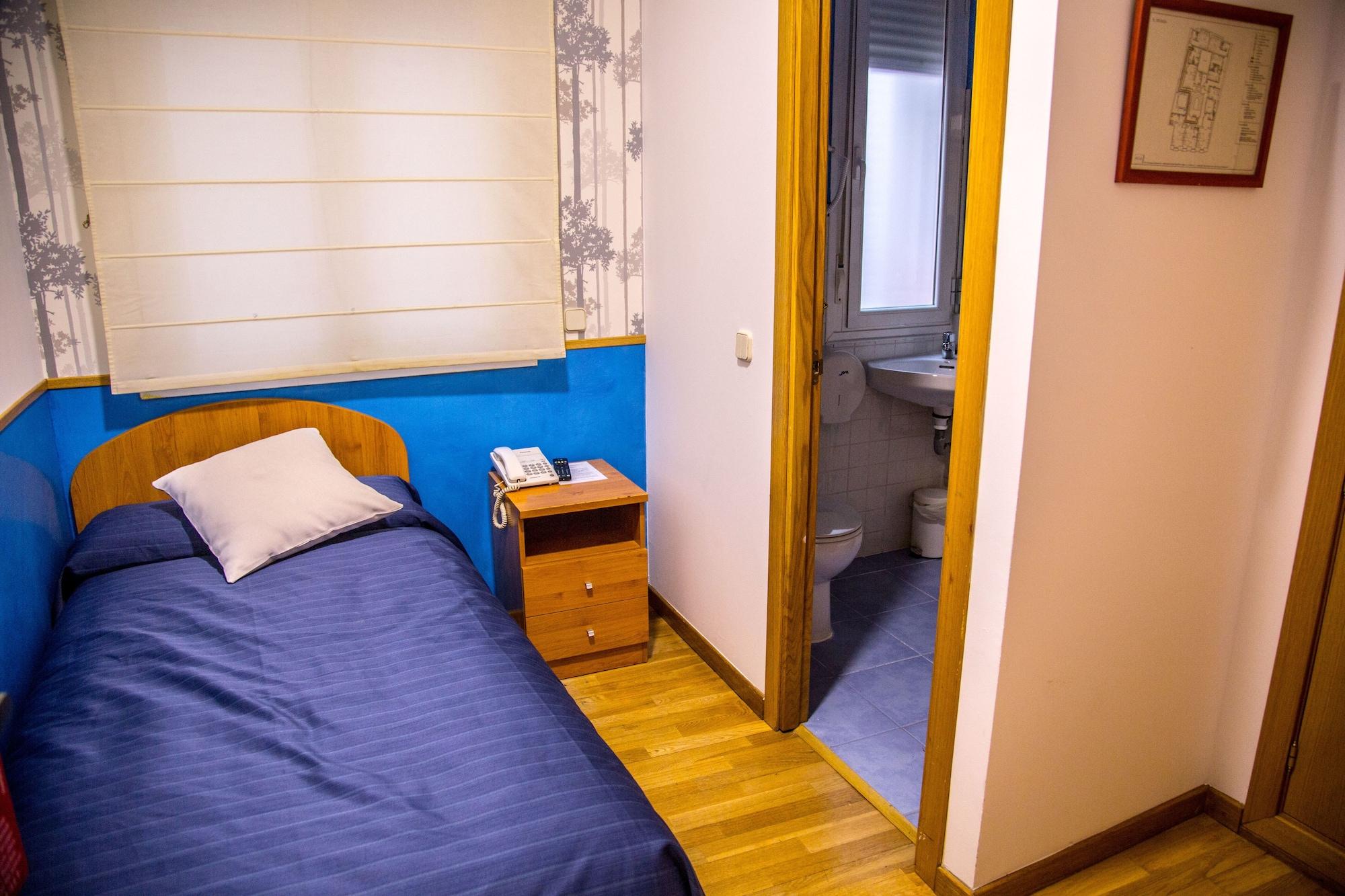 Hostal Montaloya Madrid Bagian luar foto