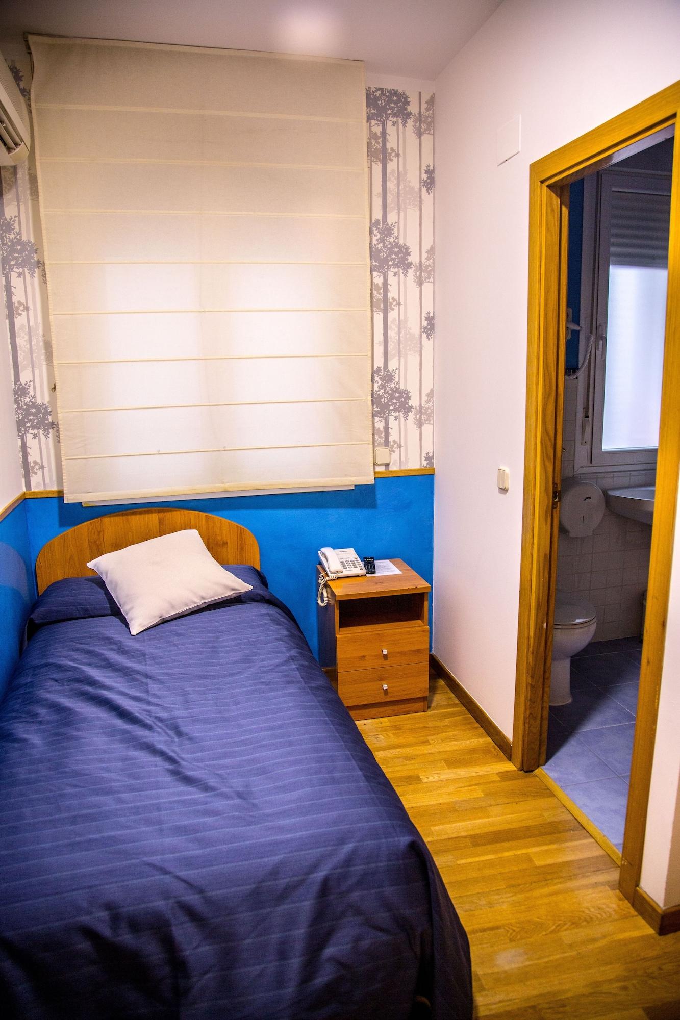 Hostal Montaloya Madrid Bagian luar foto