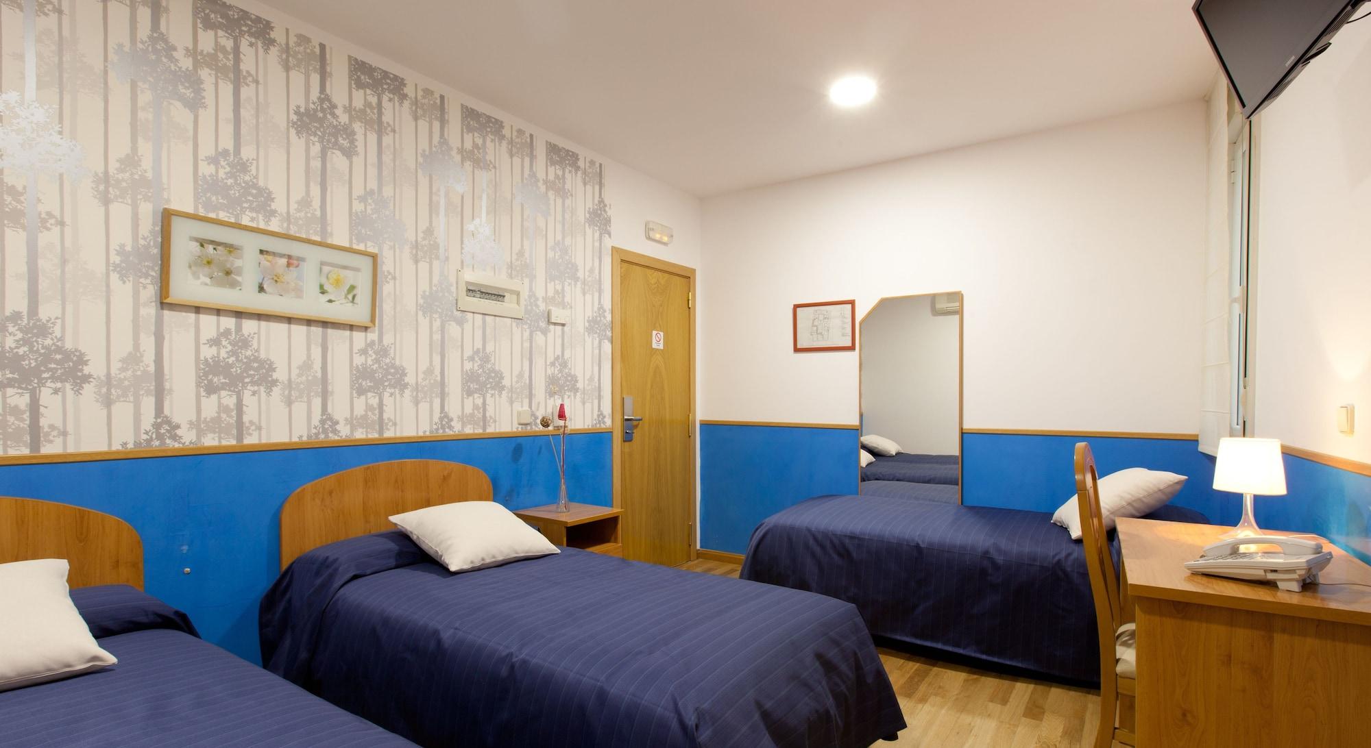 Hostal Montaloya Madrid Bagian luar foto