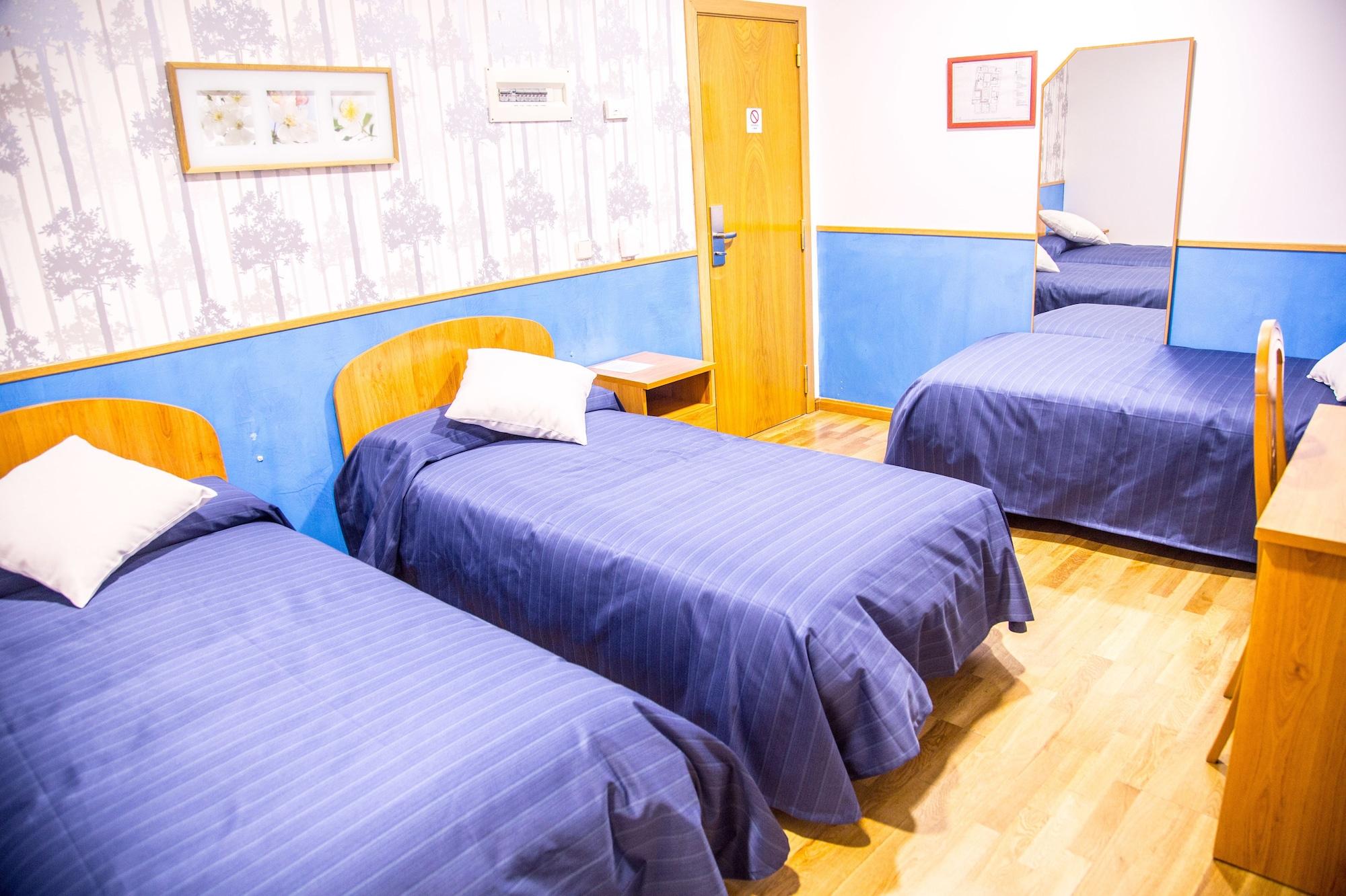Hostal Montaloya Madrid Bagian luar foto