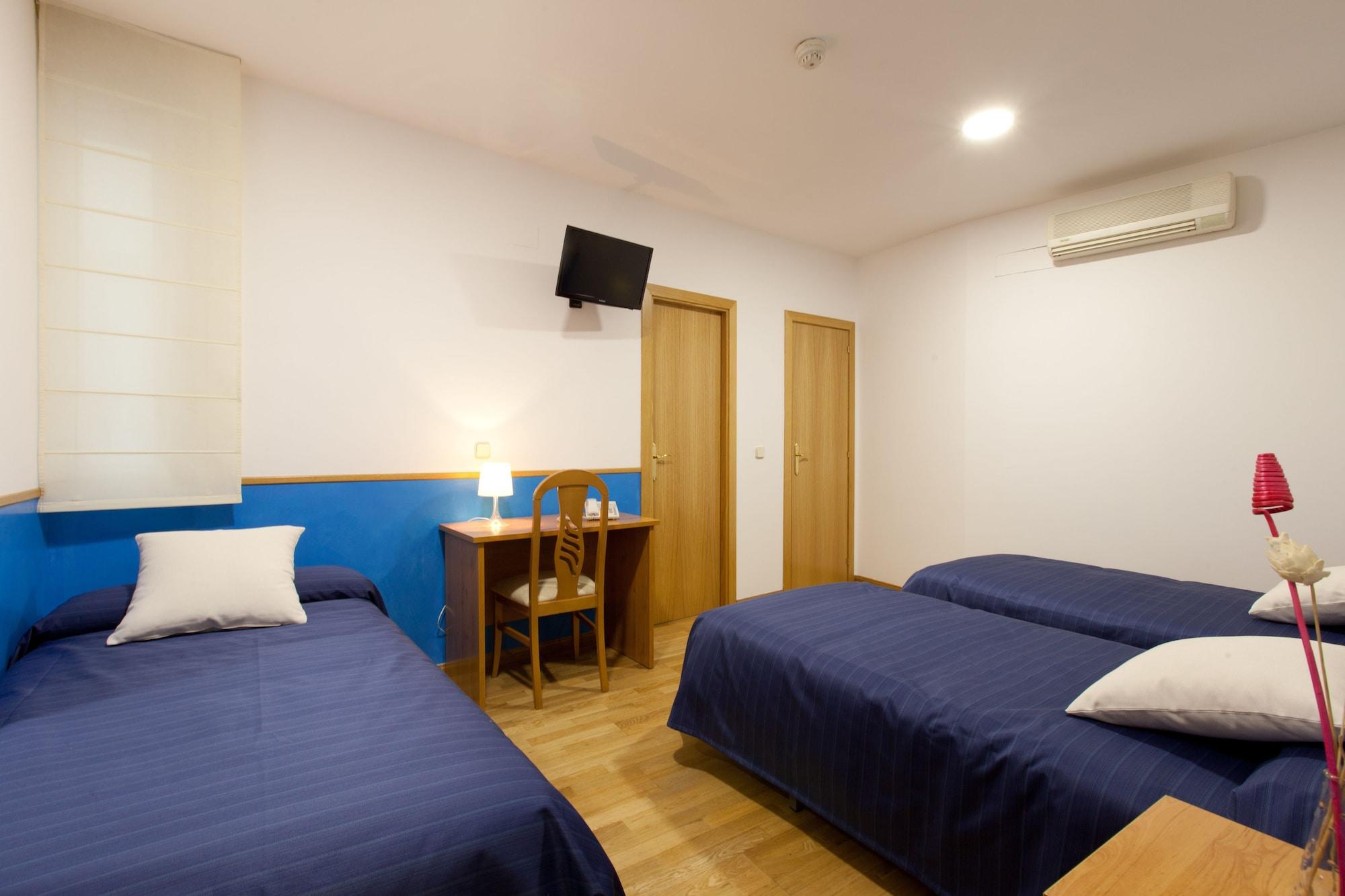 Hostal Montaloya Madrid Bagian luar foto