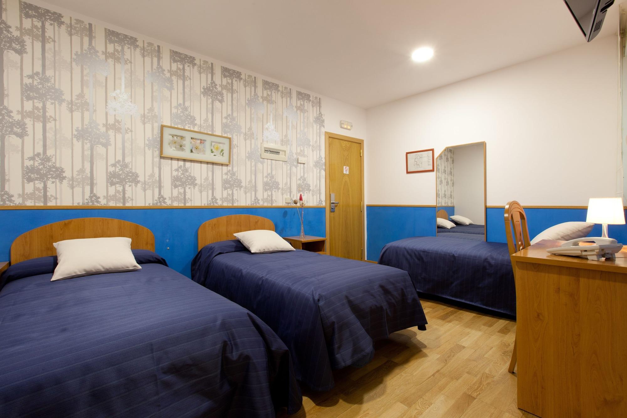 Hostal Montaloya Madrid Bagian luar foto