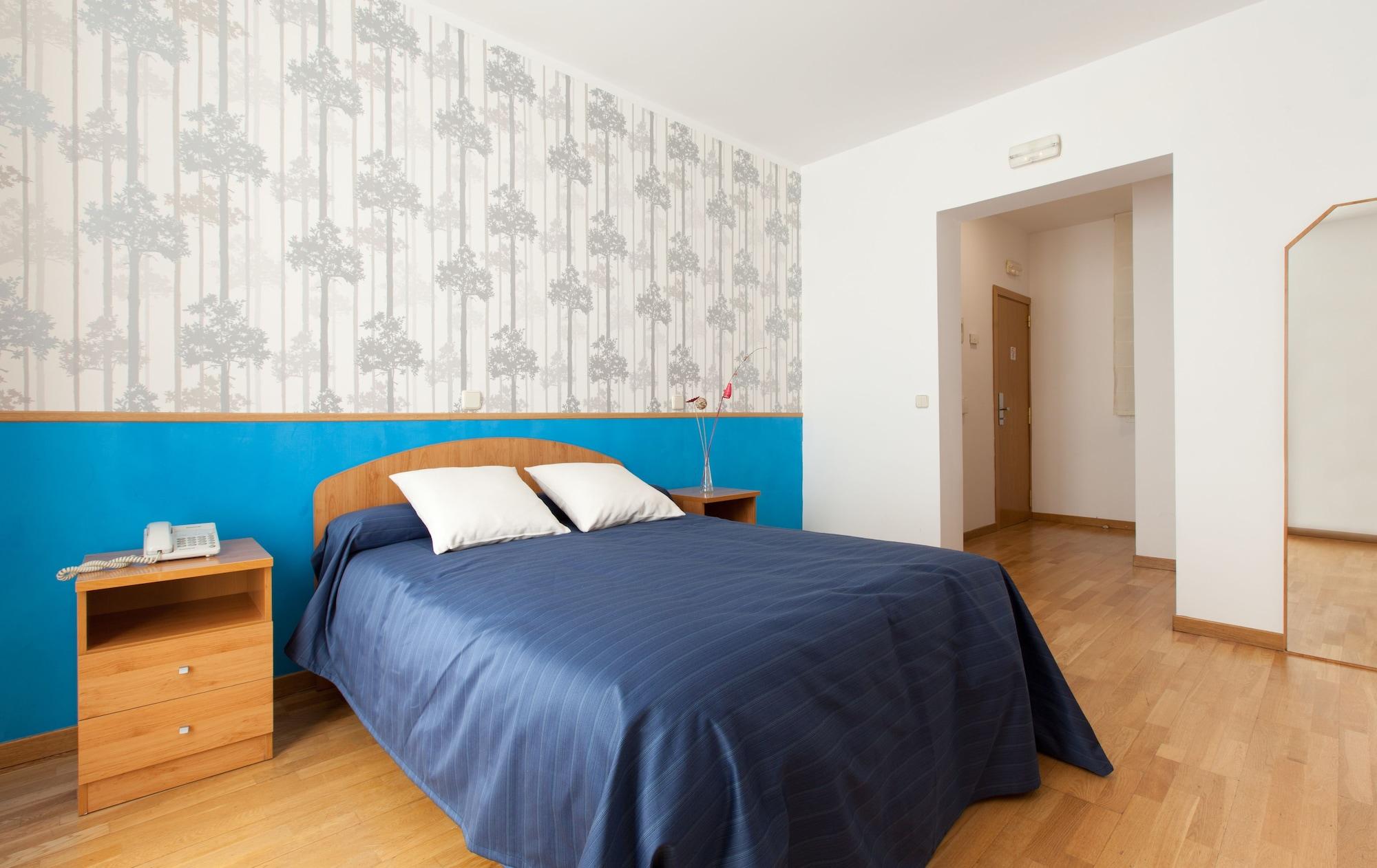 Hostal Montaloya Madrid Bagian luar foto