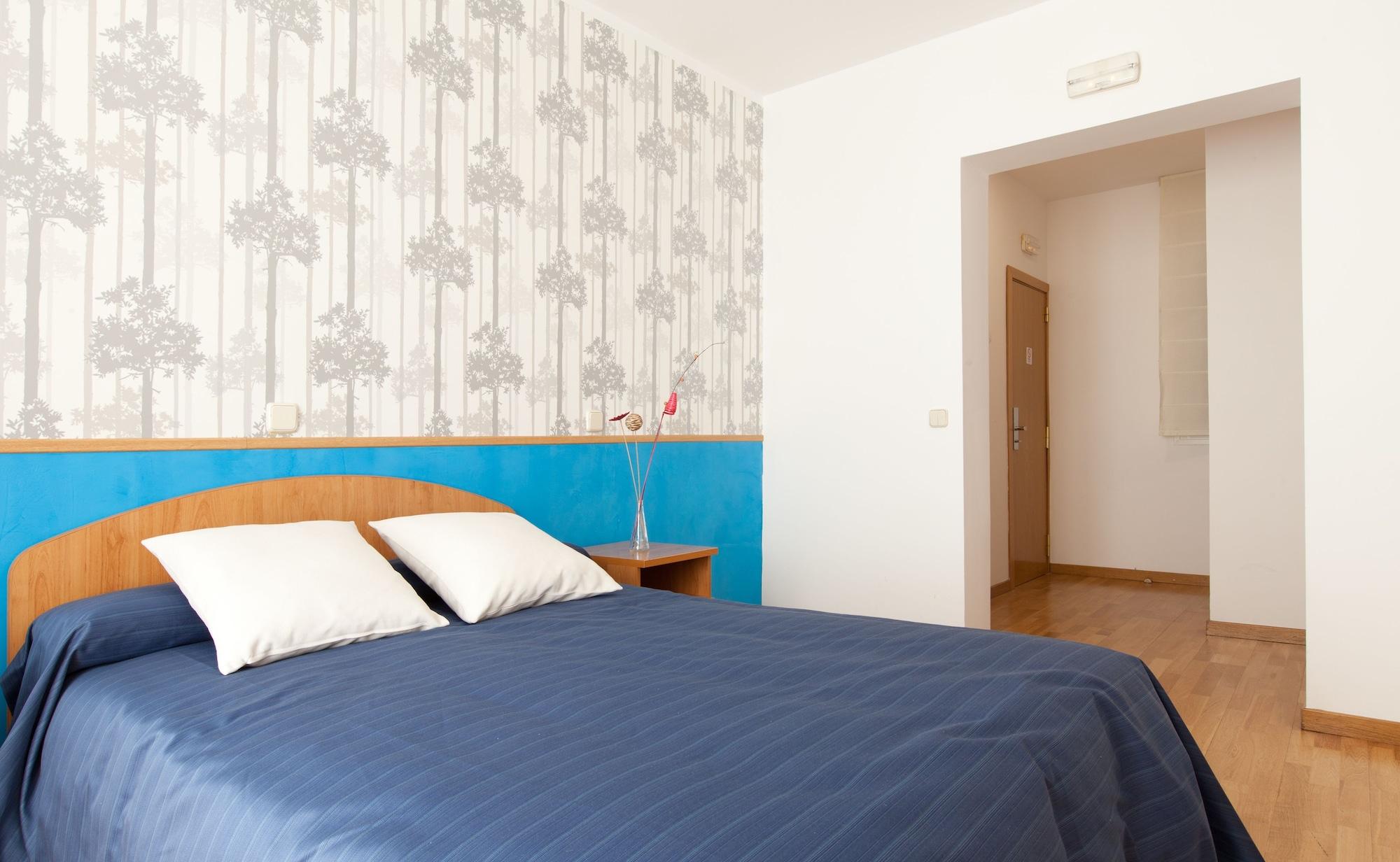 Hostal Montaloya Madrid Bagian luar foto
