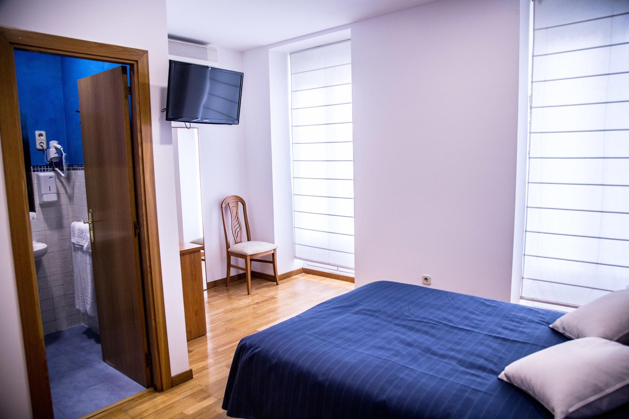 Hostal Montaloya Madrid Bagian luar foto