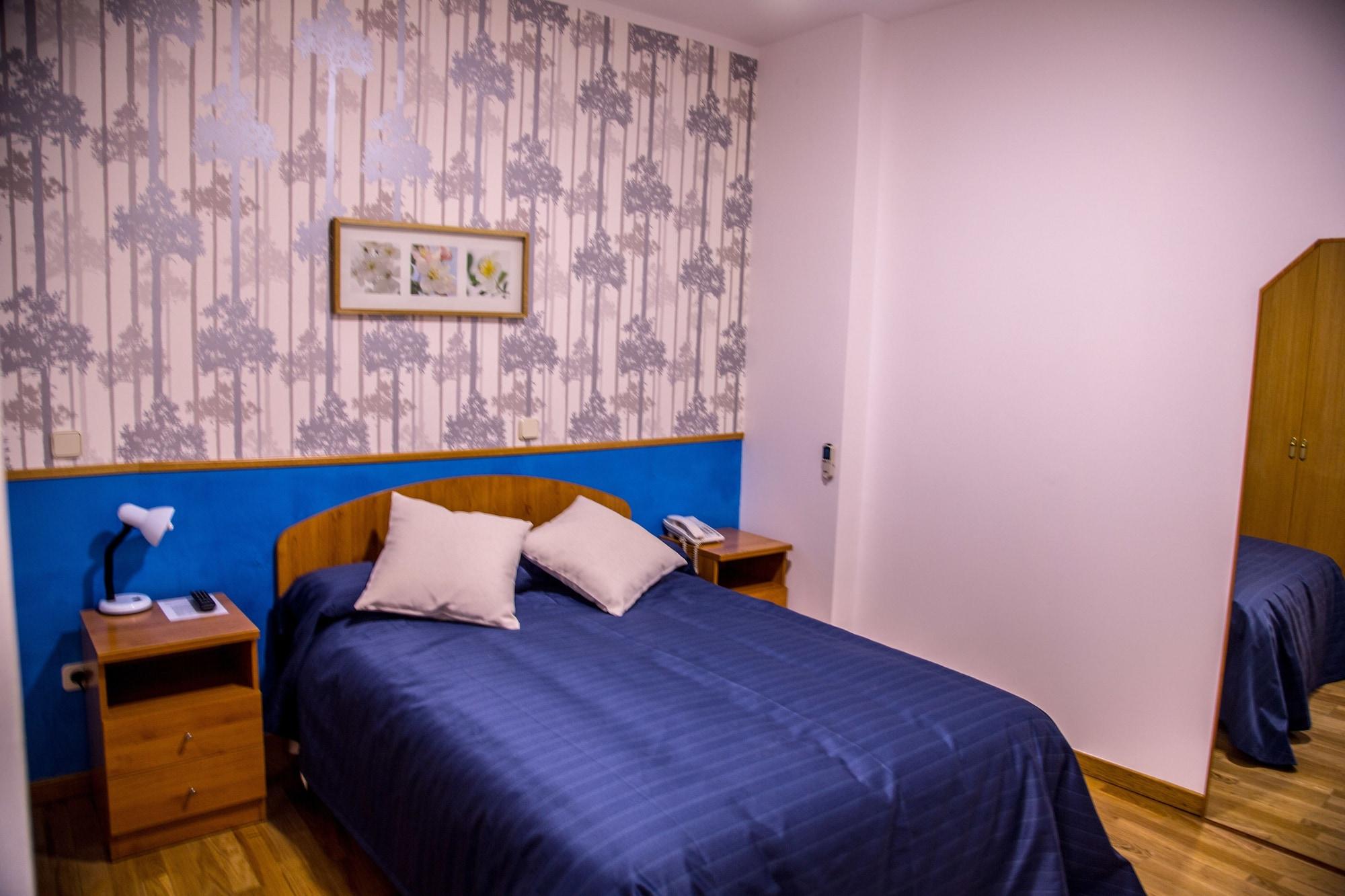 Hostal Montaloya Madrid Bagian luar foto