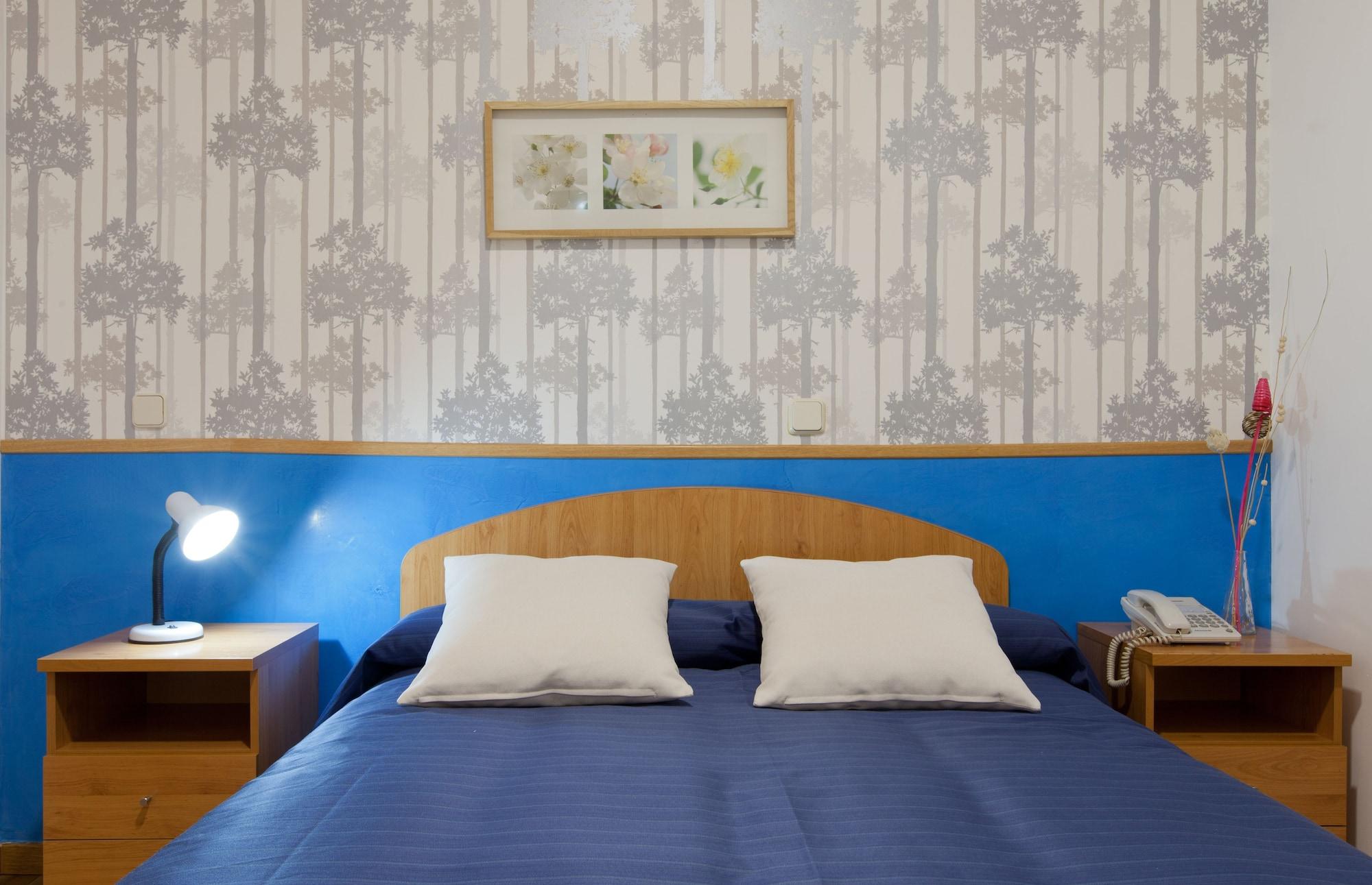 Hostal Montaloya Madrid Bagian luar foto
