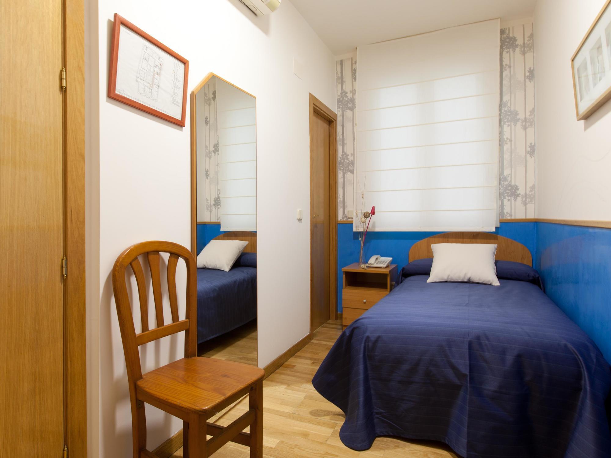 Hostal Montaloya Madrid Bagian luar foto