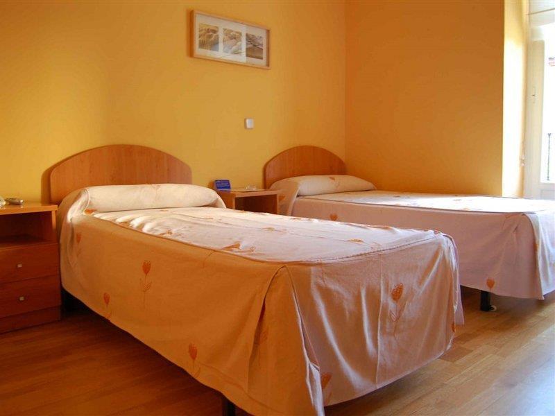 Hostal Montaloya Madrid Bagian luar foto