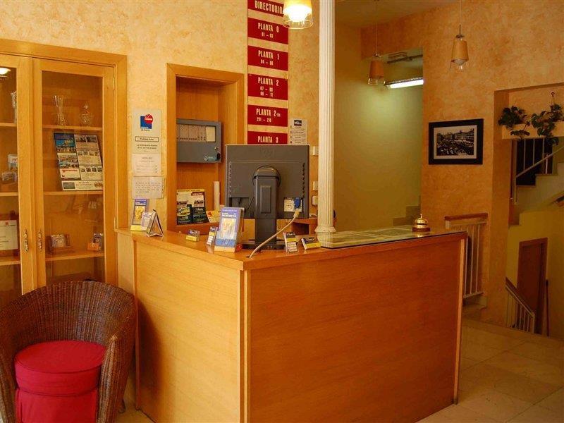 Hostal Montaloya Madrid Bagian luar foto