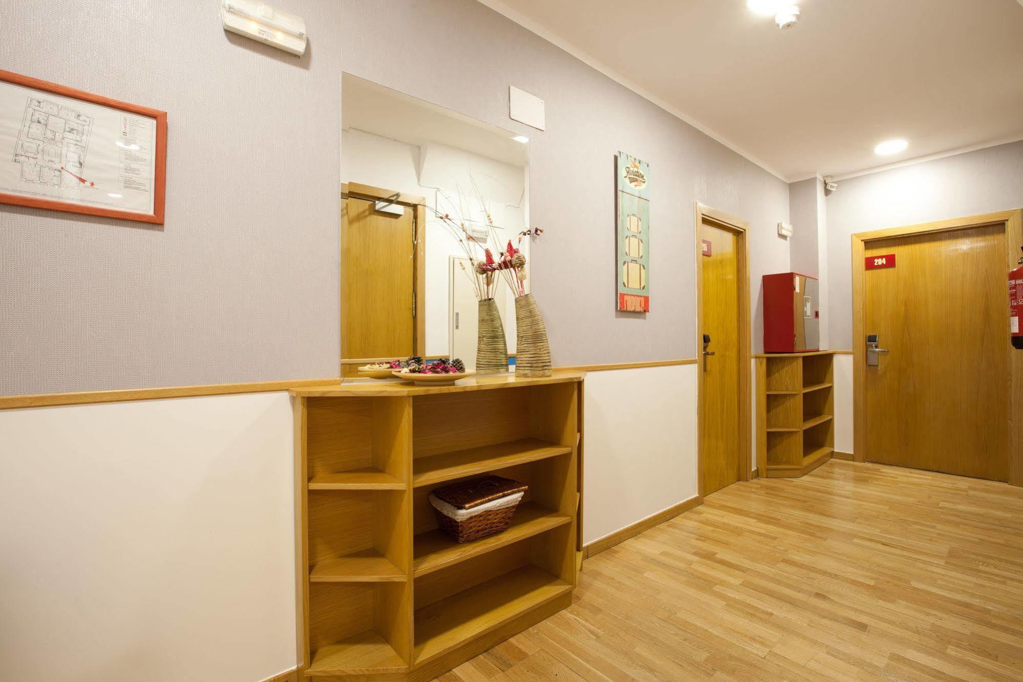 Hostal Montaloya Madrid Bagian luar foto