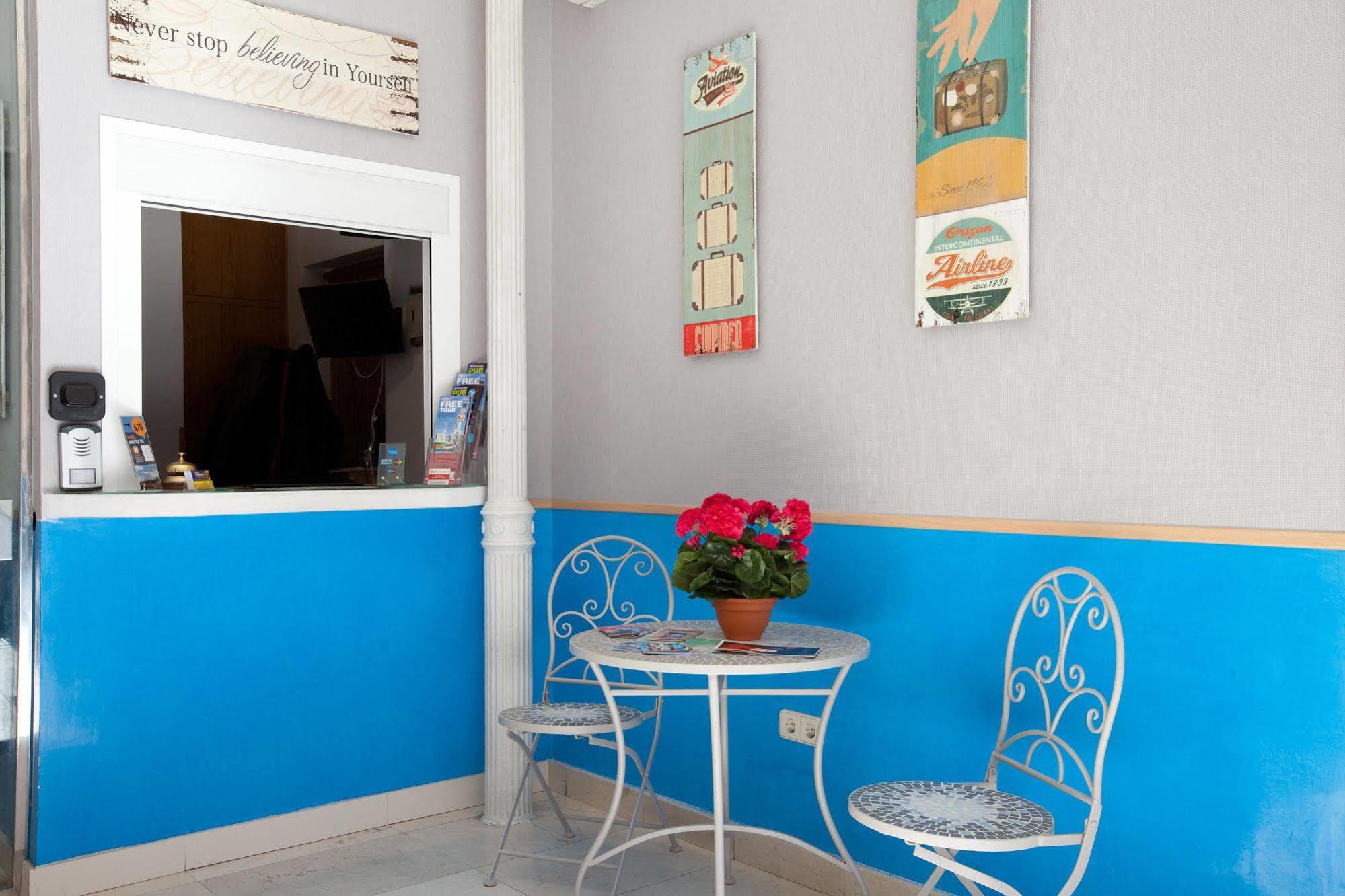 Hostal Montaloya Madrid Bagian luar foto