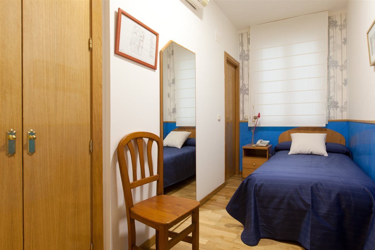 Hostal Montaloya Madrid Bagian luar foto